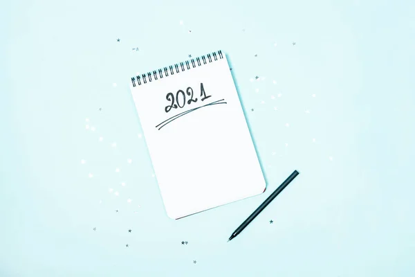 为2021年新计划或愿望列表准备的空笔记本的顶部视图 — 图库照片