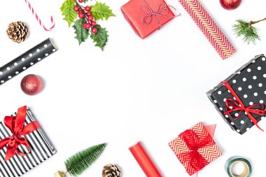 Çizgili, siyah, beyaz ve kırmızı kağıtlara sarılı hediye kutuları. Noel hediyeleri ve süs hazırlığı. Boşluğu kopyala.