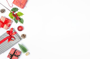 Çizgili, siyah, beyaz ve kırmızı kağıtlara sarılı hediye kutuları. Noel hediyeleri ve süs hazırlığı. Boşluğu kopyala.