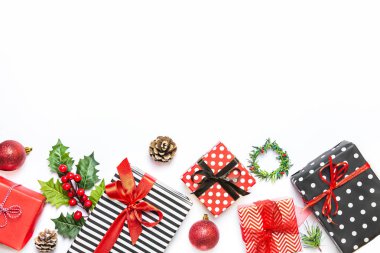 Çizgili, siyah, beyaz ve kırmızı kağıtlara sarılı hediye kutuları. Noel hediyeleri ve süs hazırlığı. Boşluğu kopyala.