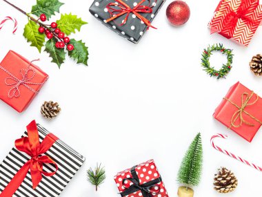 Çizgili, siyah, beyaz ve kırmızı kağıtlara sarılı hediye kutuları. Noel hediyeleri ve süs hazırlığı. Boşluğu kopyala.