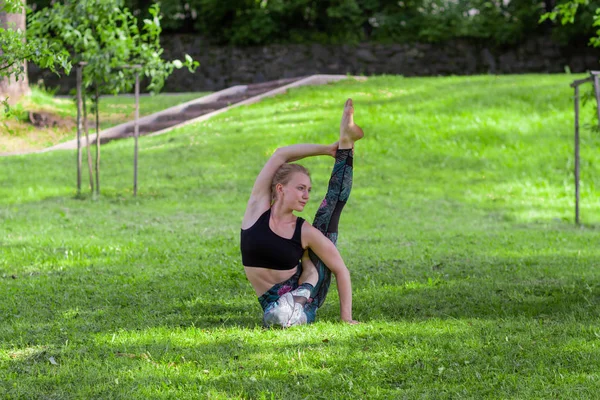 Yoga. Jovem mulher fazendo exercícios de ioga ao ar livre — Fotografia de Stock