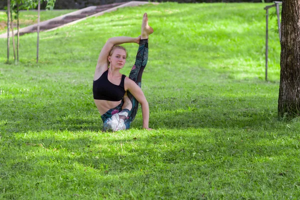 Yoga. Young Woman doing Yoga Exercises Outdoor — Stock Photo, Image