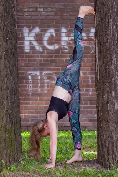 Yoga. Jovem mulher fazendo exercícios de ioga ao ar livre — Fotografia de Stock