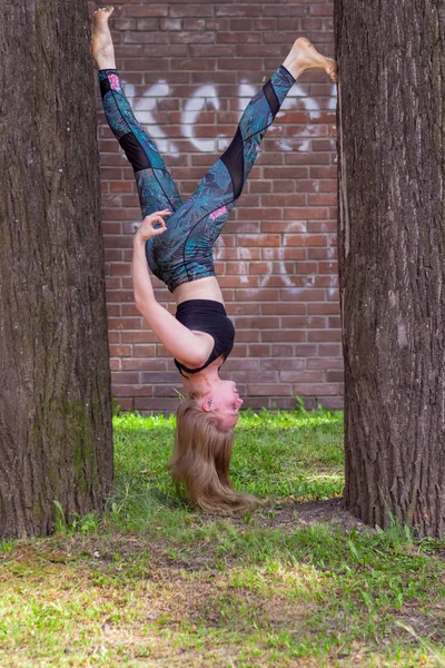 Mujer Joven Haciendo Ejercicios Yoga Aire Libre — Foto de Stock