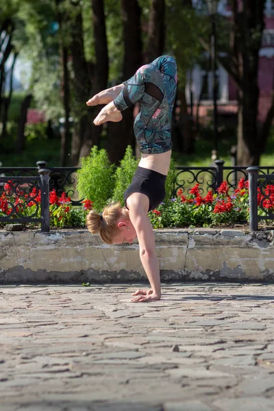 ヨガ。屋外のヨガの練習を行う若い女性 — ストック写真