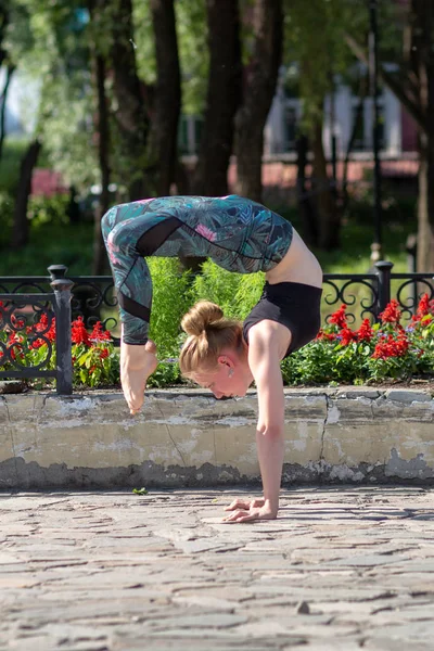 Yoga. Jovem mulher fazendo exercícios de ioga ao ar livre — Fotografia de Stock