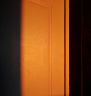 Gün batımında güneşin ışığı duvara düşüyor