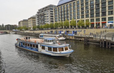 Bir teknede Spree Nehri ve Ddr Müzesi, Berlin, Almanya, Eylül 2017