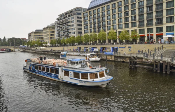 Bir teknede Spree Nehri ve Ddr Müzesi, Berlin, Almanya, Eylül 2017