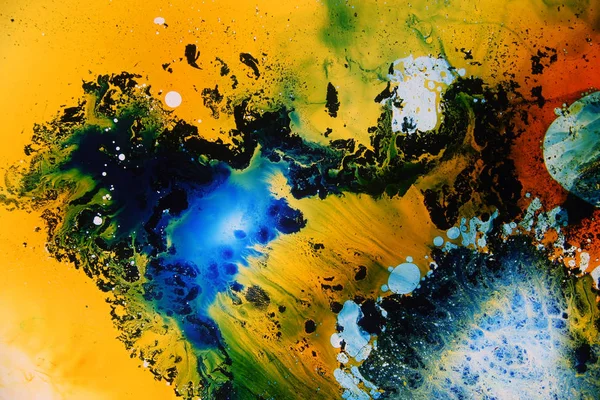 在流体中混合的有色液体创造多彩的抽象绘画 — 图库照片