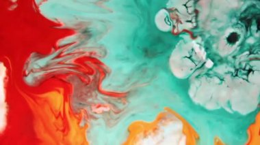 Renkli sıvılar birlikte degradeler oluşan ve formlar ayrılmış renkli soyut resim oluşturma sıvı karışık