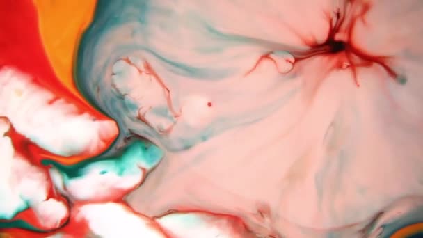 混合在流体中的有色液体创建由渐变和分离形式组成的彩色抽象绘画 — 图库视频影像