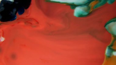 Renkli sıvılar birlikte degradeler oluşan ve formlar ayrılmış renkli soyut resim oluşturma sıvı karışık