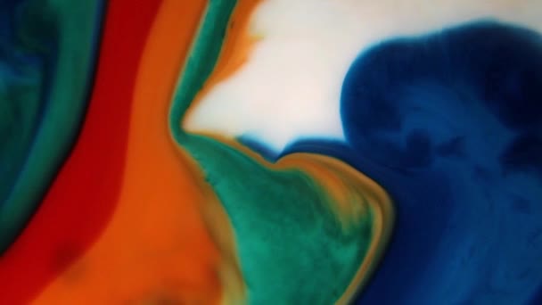 Ciecze Kolorowe Mieszane Razem Płynu Tworząc Kolorowe Malarstwa Abstrakcyjnego Składający — Wideo stockowe