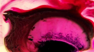 Renkli sıvılar birlikte degradeler oluşan ve formlar ayrılmış renkli soyut resim oluşturma sıvı karışık