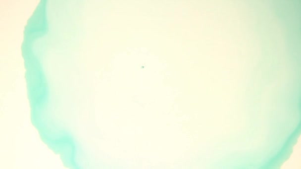 Liquides colorés mélangés dans un fluide créant une peinture abstraite colorée composée de dégradés et de formes séparées 