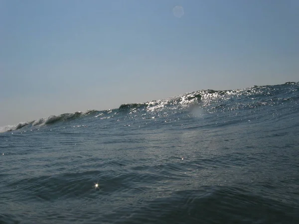 Ondas Quebrando Costa Spray Água Branca Luz Refletida Superfície Água — Fotografia de Stock