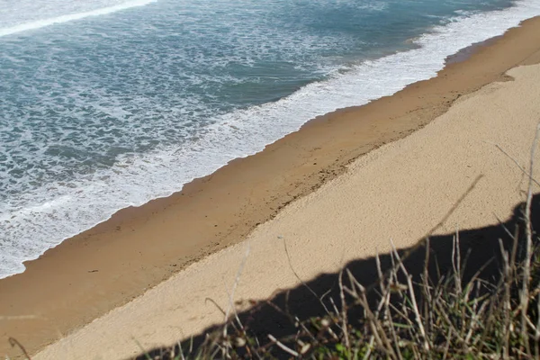 Ondas Quebrando Uma Praia Areia Spray Água Branca Grama Primeiro — Fotografia de Stock