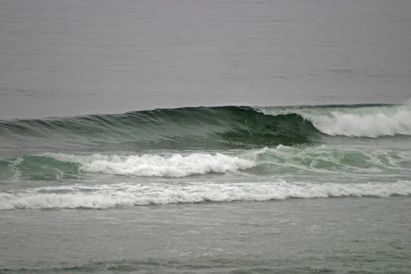 Fale Zerwania Wybrzeżu Spray Biała Woda Światło Odbite Powierzchni Wody — Zdjęcie stockowe