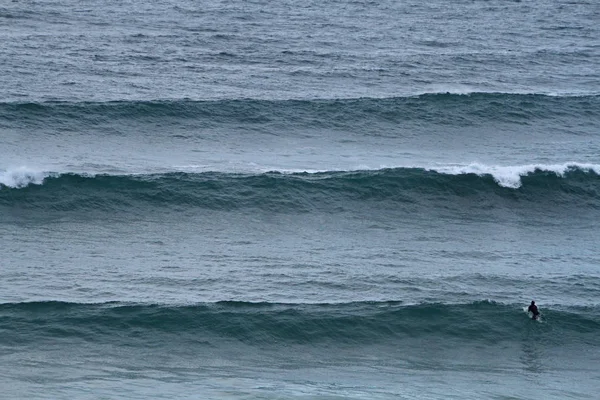 Ondas Quebrando Costa Spray Água Branca Luz Refletida Superfície Água — Fotografia de Stock