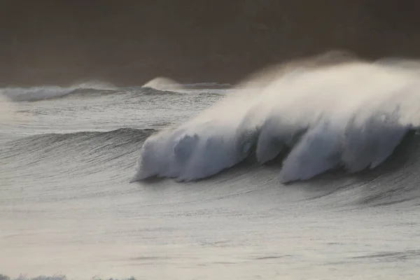 海岸に打ち寄せる波 水の表面に反射するスプレー 白い水と光 — ストック写真