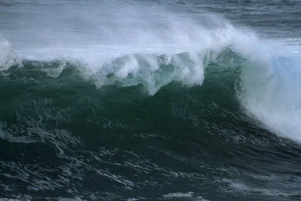 Хвилі Розбиваються Узбережжі Бризки Біла Вода Світло Відображені Поверхні Води — стокове фото