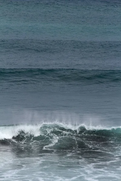 Vlny Tříštící Pobřeží Vodní Tříšť Bílá Voda Světlo Odrážející Vodní — Stock fotografie