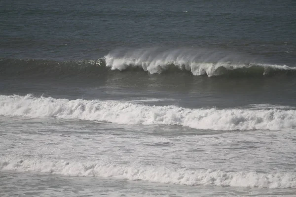 Golven Breken Aan Kust Nevel Wit Water Licht Weerkaatst Het — Stockfoto