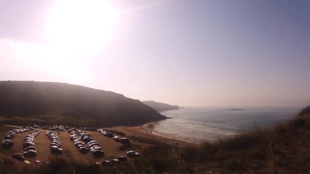 Zeitraffer Aufnahme Eines Strandes Mit Besuchern Und Autos Abend — Stockvideo