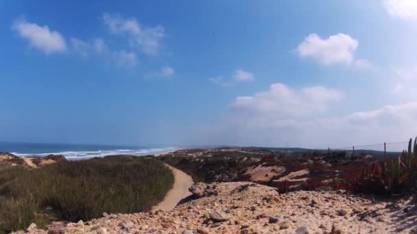 Poklatkowy Strzał Plaża Skały Piasek Fale Szybko Poruszające Się Chmury — Wideo stockowe