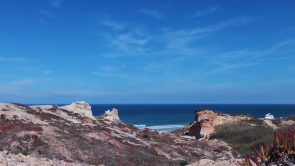 Time Lapse Plano Una Playa Con Rocas Arena Olas Nubes — Vídeos de Stock
