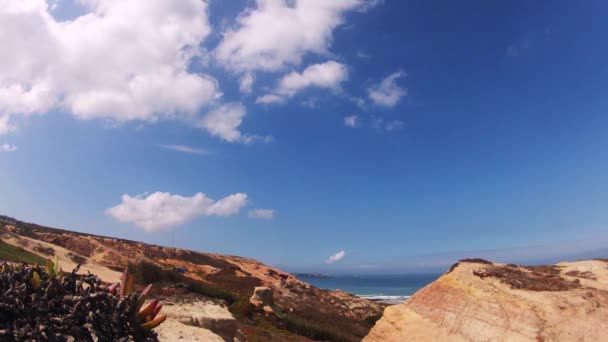 Tiro Time Lapse Uma Praia Com Rochas Areia Ondas Nuvens — Vídeo de Stock