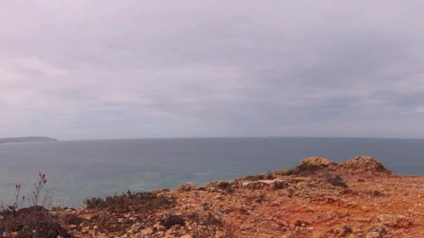 Time Lapse Plano Una Playa Con Rocas Arena Olas Nubes — Vídeo de stock