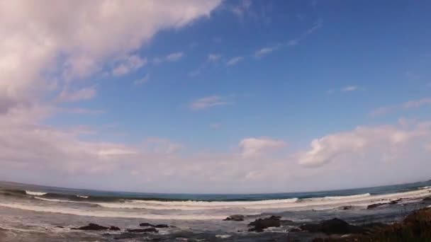 Tiro Time Lapse Uma Praia Com Rochas Areia Ondas Nuvens — Vídeo de Stock