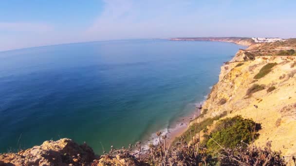 Tiro Time Lapse Uma Praia Com Rochas Areia Ondas Nuvens — Vídeo de Stock