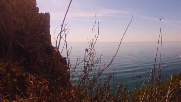 Time Lapse Plano Una Playa Con Rocas Arena Olas Nubes — Vídeos de Stock