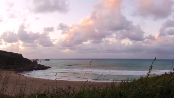 経過ショットは 岩のビーチの砂 波とパンのカメラで雲を左に動かす高速 — ストック動画