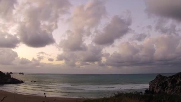 Time Lapse Plano Una Playa Con Rocas Arena Olas Nubes — Vídeos de Stock