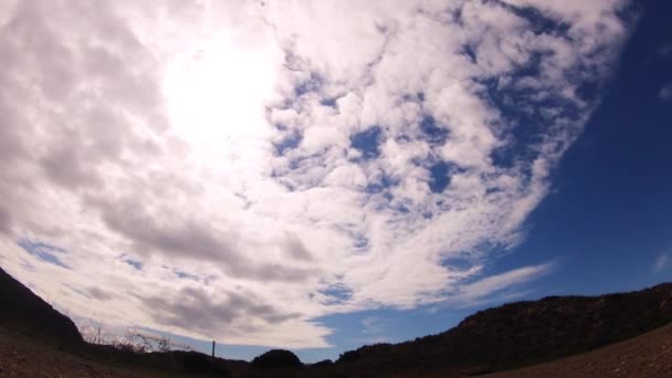 Timelapse Από Γρήγορα Κινούμενα Σύννεφα Στον Γαλάζιο Ουρανό Φωτογραφική Μηχανή — Αρχείο Βίντεο