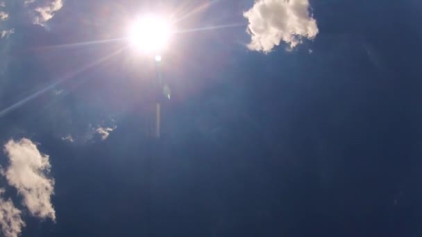 Timelapse Nuages Déplaçant Rapidement Sur Ciel Bleu — Video