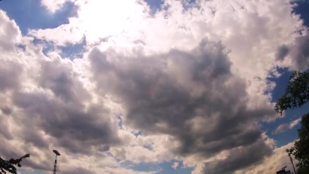 Hızlı Hareketli Bulutların Üstünde Mavi Gökyüzü Timelapse — Stok video