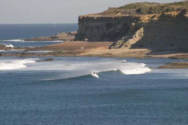 Coastline Con Rocce Cielo Blu Onde Arrivo Con Spray Marino — Foto Stock