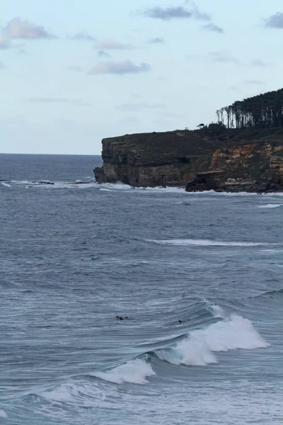 Côtes Rocheuses Ciel Bleu Vagues Avec Embruns Été — Photo