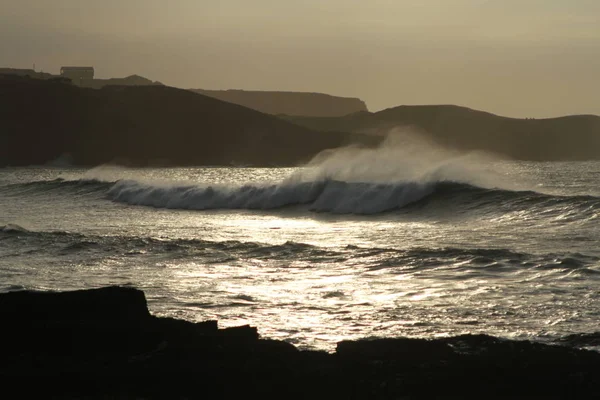 Côtes Rocheuses Ciel Bleu Vagues Avec Embruns Été — Photo