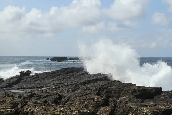 Küste Mit Felsen Blauem Himmel Und Einfallenden Wellen Mit Gischt — Stockfoto