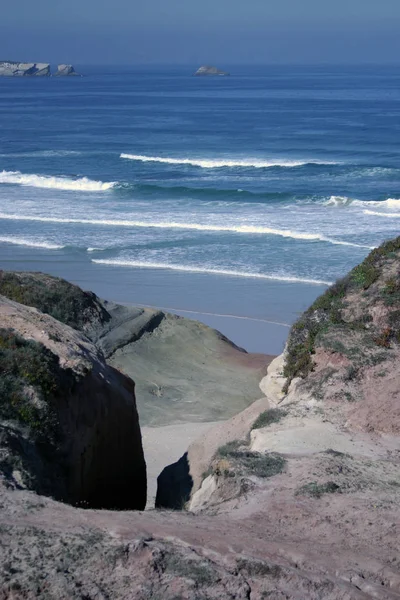 Línea Costera Con Rocas Cielo Azul Olas Entrantes Con Rocío — Foto de Stock