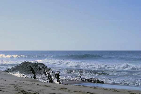 Pobřeží Kameny Modrá Obloha Příchozí Vlny Rozbouřené Moře Létě — Stock fotografie