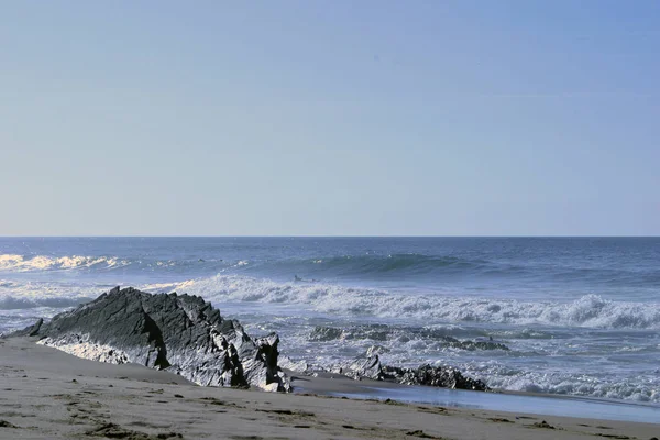 Côtes Rocheuses Ciel Bleu Vagues Avec Embruns Été — Photo