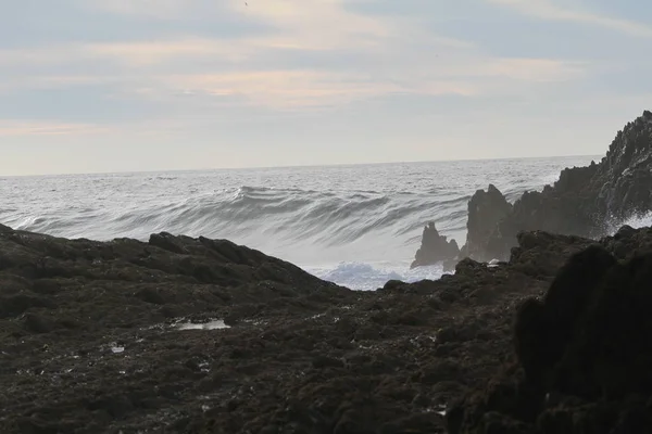 Côtes Rocheuses Ciel Bleu Vagues Avec Embruns Été — Photo